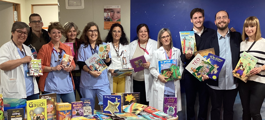 El servicio de Pediatría del HUMT incrementa su fondo bibliográfico gracias a la donación de libros promovida por Toyota y Canal Terrassa