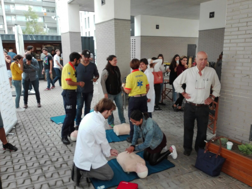 El servicio de Medicina Intensiva sensibiliza a la ciudadanía sobre cómo proceder en caso de un paro cardiaco