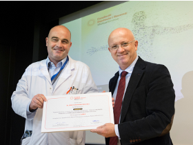 Dr. Jerzy Kuprinsky receives the scholarship from Dr. Carles Fontcuberta