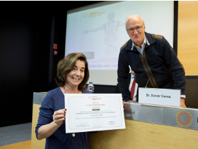  Dr. Rosa Madridejos receives the scholarship from Dr. Xavier Garau