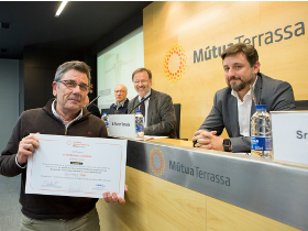 Mr. Xavier Vidal receives the scholarship from Mr. Ramon Ramells