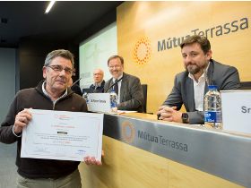 Sr. Xavier Vidal recibe la beca de manos del Sr. Ramon Ramells