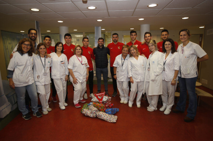 Los jugadores del primer equipo del Terrassa FC han repartido juguetes a los niños y niñas ingresados ​​en pediatría