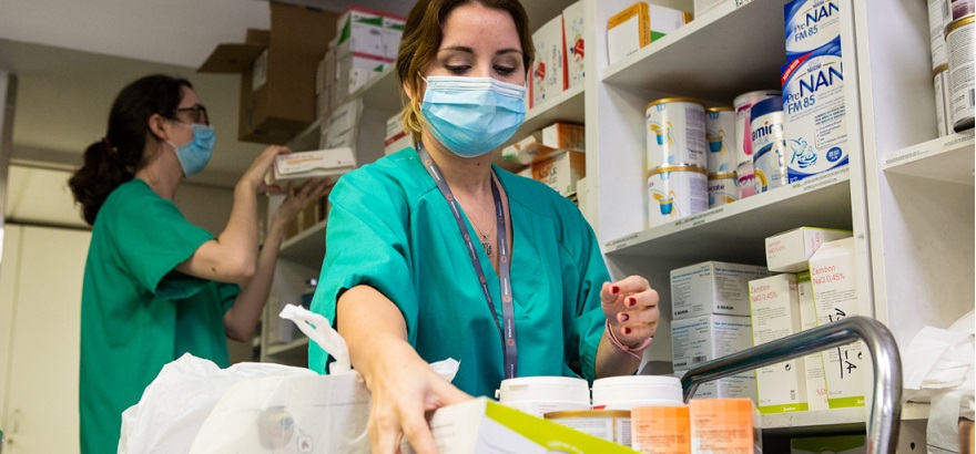 El servicio de Farmacia hospitalaria dispensa la medicación a domicilio para evitar desplazamientos a los pacientes y respetar el confinamiento