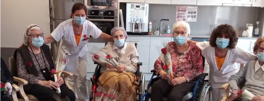 El Ámbito Sociosanitario celebra Sant Jordi con rosas, libros y representaciones teatrales