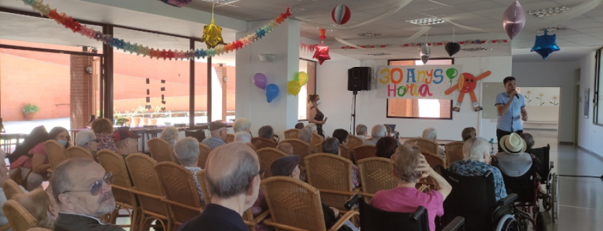 Els residents i professionals de la residència i centre de dia Horta celebren els 30 anys del centre