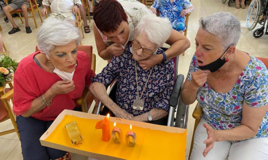 La residencia Cambrils Suite festeja el centenario de Dª. Maria González Monza