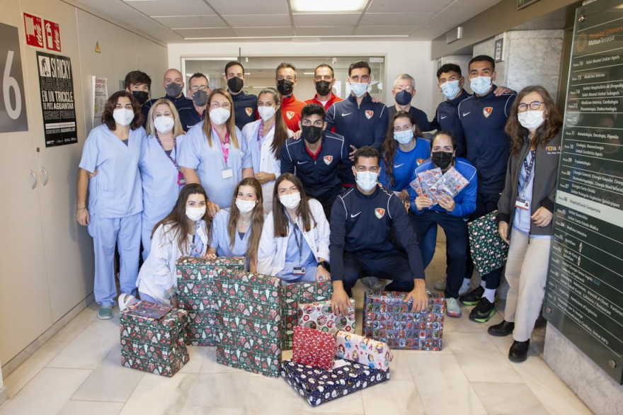 Els clubs esportius visiten als infants ingressats al Servei de Pediatria i als residents de Triginta i Casa Marquès durant les festes de Nadal