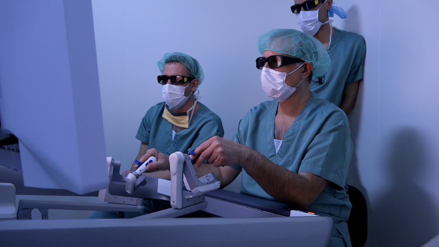 Els mitjans recullen la primera intervenció quirúrgica amb el robot HUGO Ras