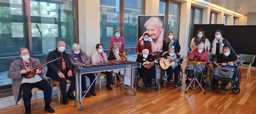 Los residentes de los centros Poblenou y Horta disfrutan de las actividades del programa Apropa Cultura