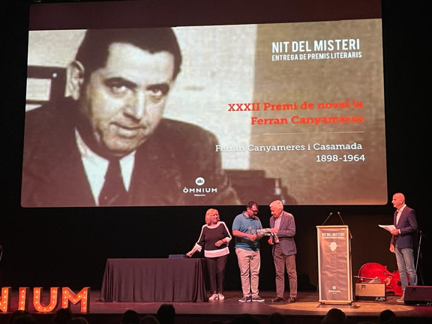 El president de MútuaTerrassa, Antoni Abad, lliura el XXXII Premi Ferran Canyameres de novel·la, organitzat per Òmnium Cultural
