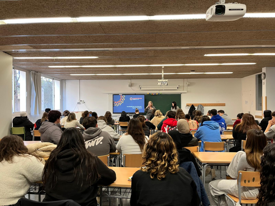Professionals de les Llars- Residències Triginta i Casa Marqués participen en unes xerrades formatives a l’IES Montserrat Roig