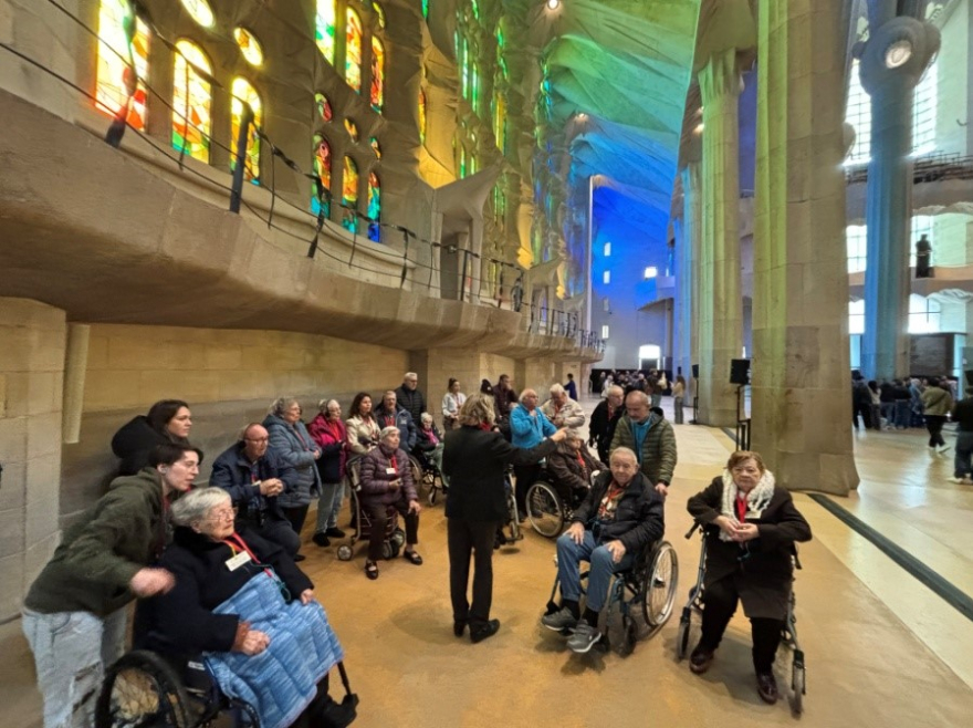 Los residentes de la Residencia y centro de día Bon Pastor disfrutan de la visita a la Sagrada Familia