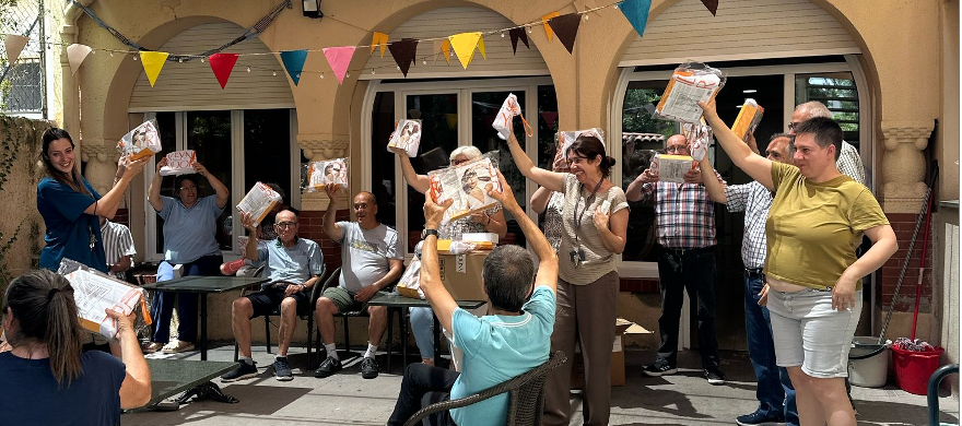 Els residents de Triginta i Casa Marqués reben un estoig amb productes per protegir la seva pell del sol