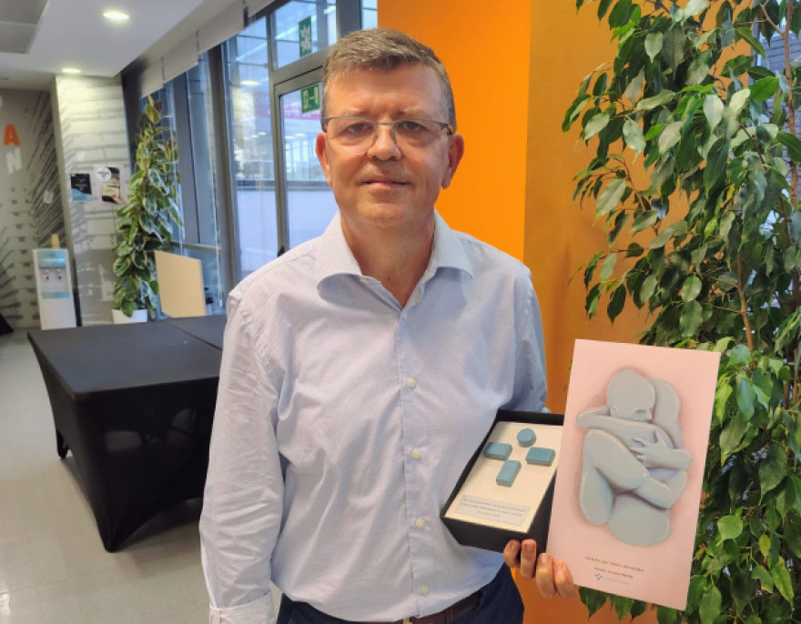 Eladio Holgado recibe el premio por su trayectoria profesional en el Colegio de Enfermeras de Barcelona