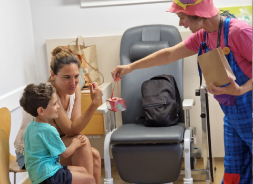 Animación y magia para los pacientes del Centre Vallparadís y Pediatría