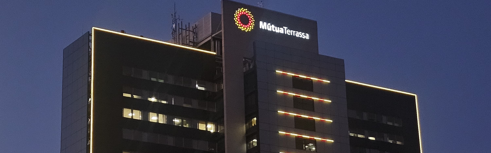 Il·luminació de la façana de l'Hospital Universitari MútuaTerrassa